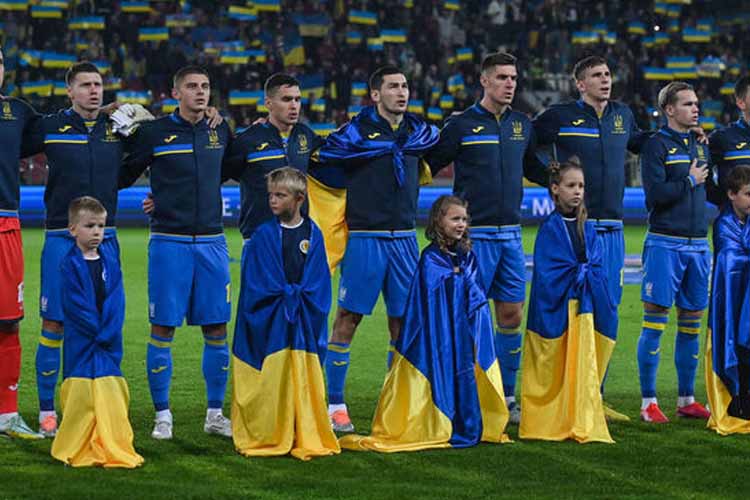 ทหารส่งธงให้ทีมยูเครนก่อนฟุตบอลโลกเพลย์ออฟกับเวลส์